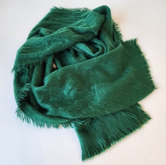 Chic Green Scarf - Picture 2 of 3